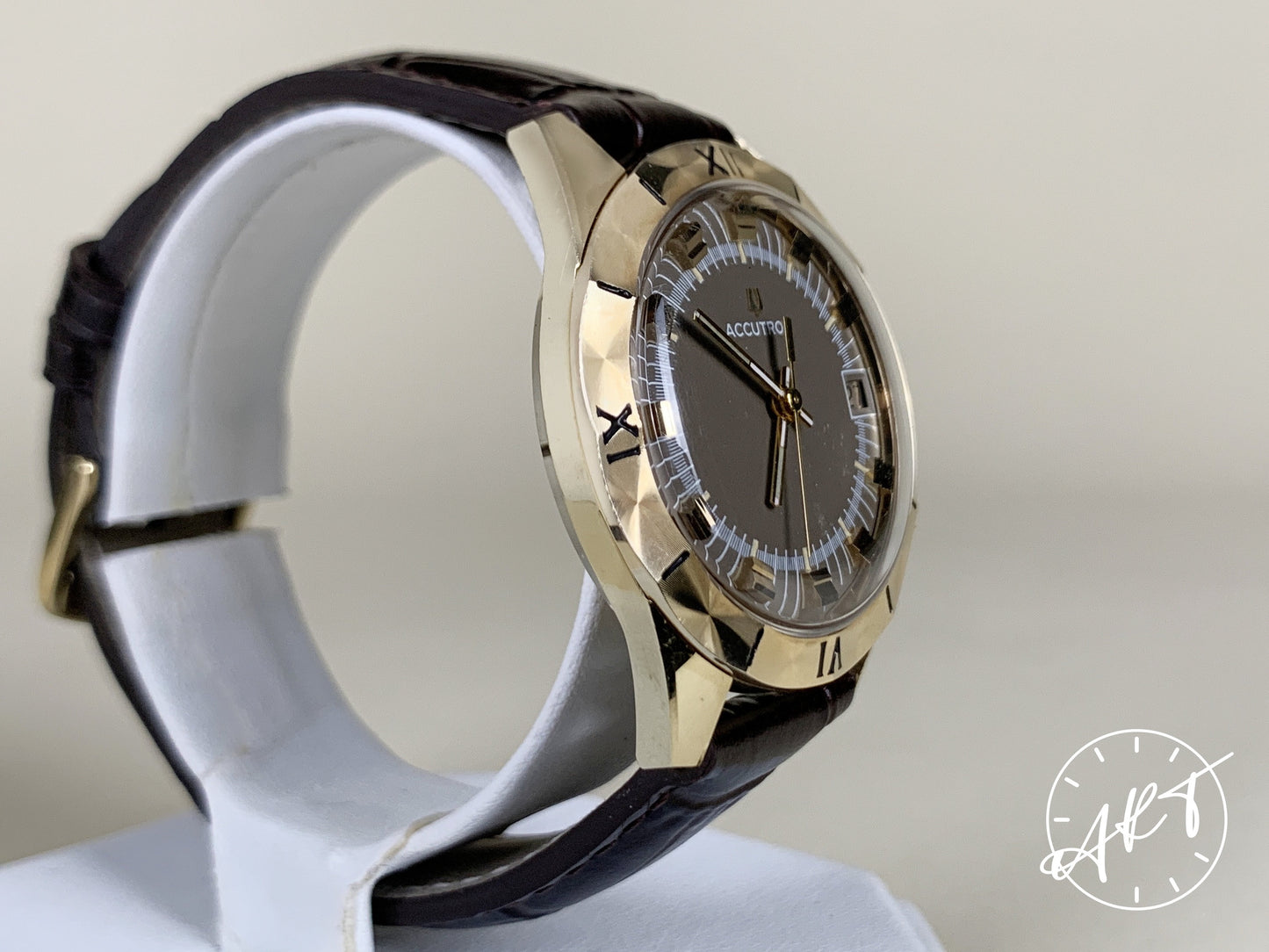 Vintage 1967 Accutron Fancy Bezel Brown Tropical Dial Gold 14K Solid Gold Tuning Fork Watch