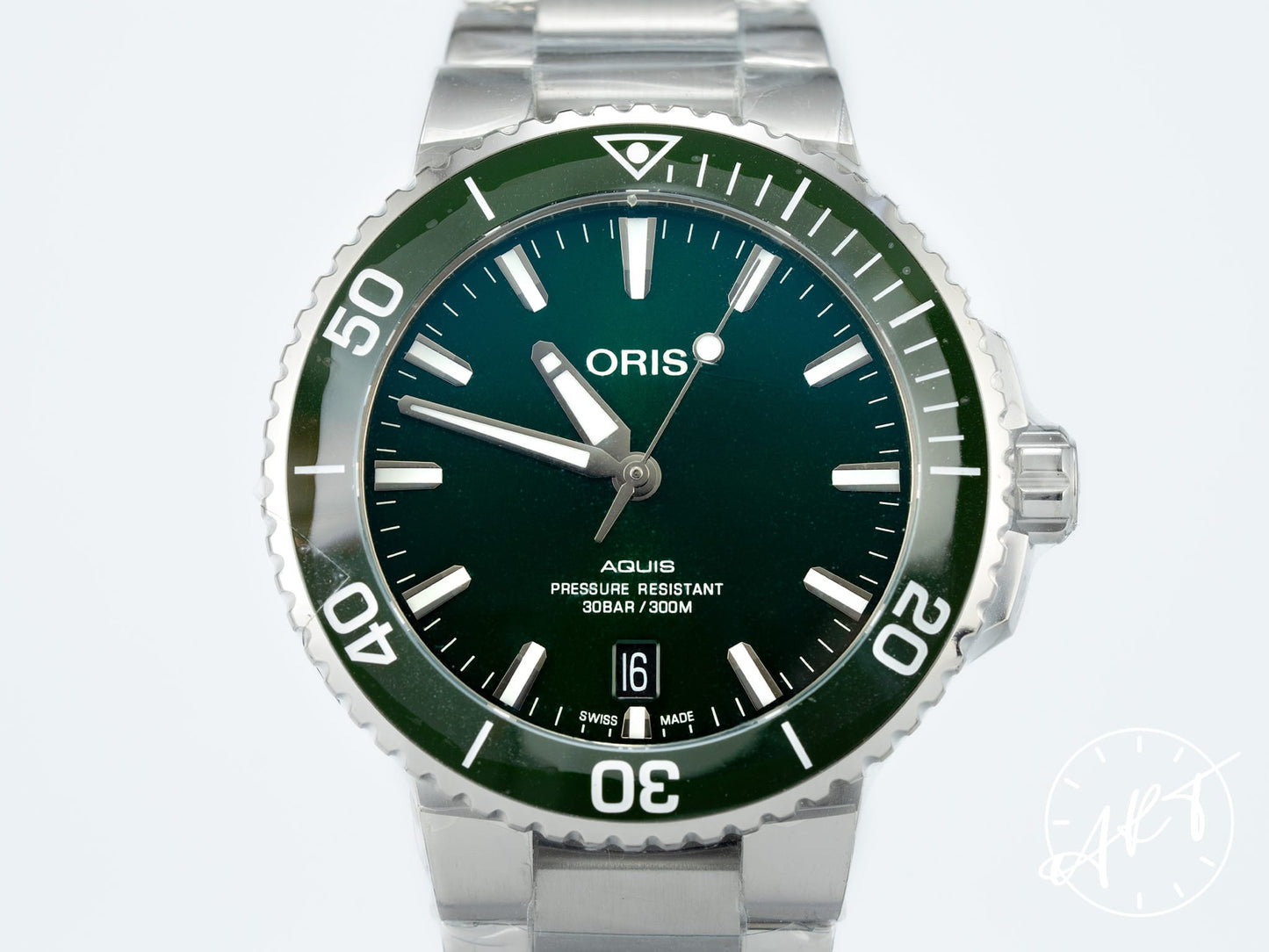 NEW Oris Aquis Date 39.5 Green Dial Stainless Steel Auto Diver Watch in FULL SET